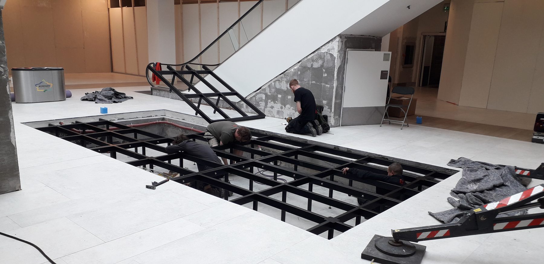 Floor opening with steel structure beneath the escalator