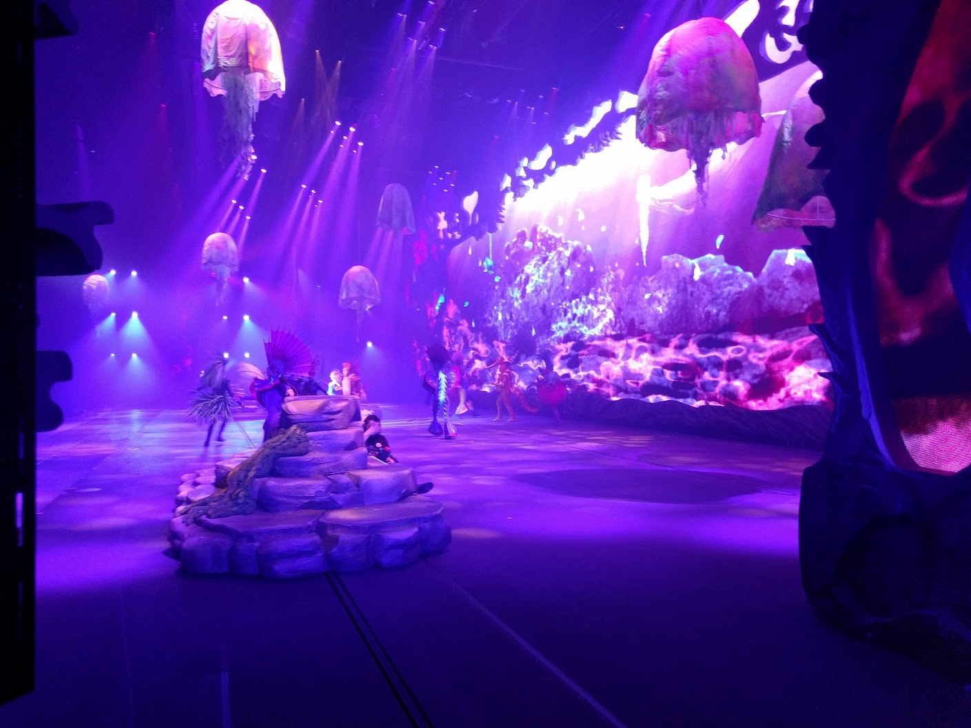 Scenic piece on its mark on stage