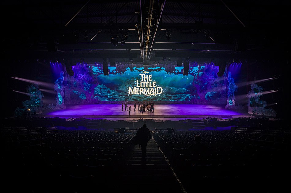 De set in de zaal met titel op de LED-wand