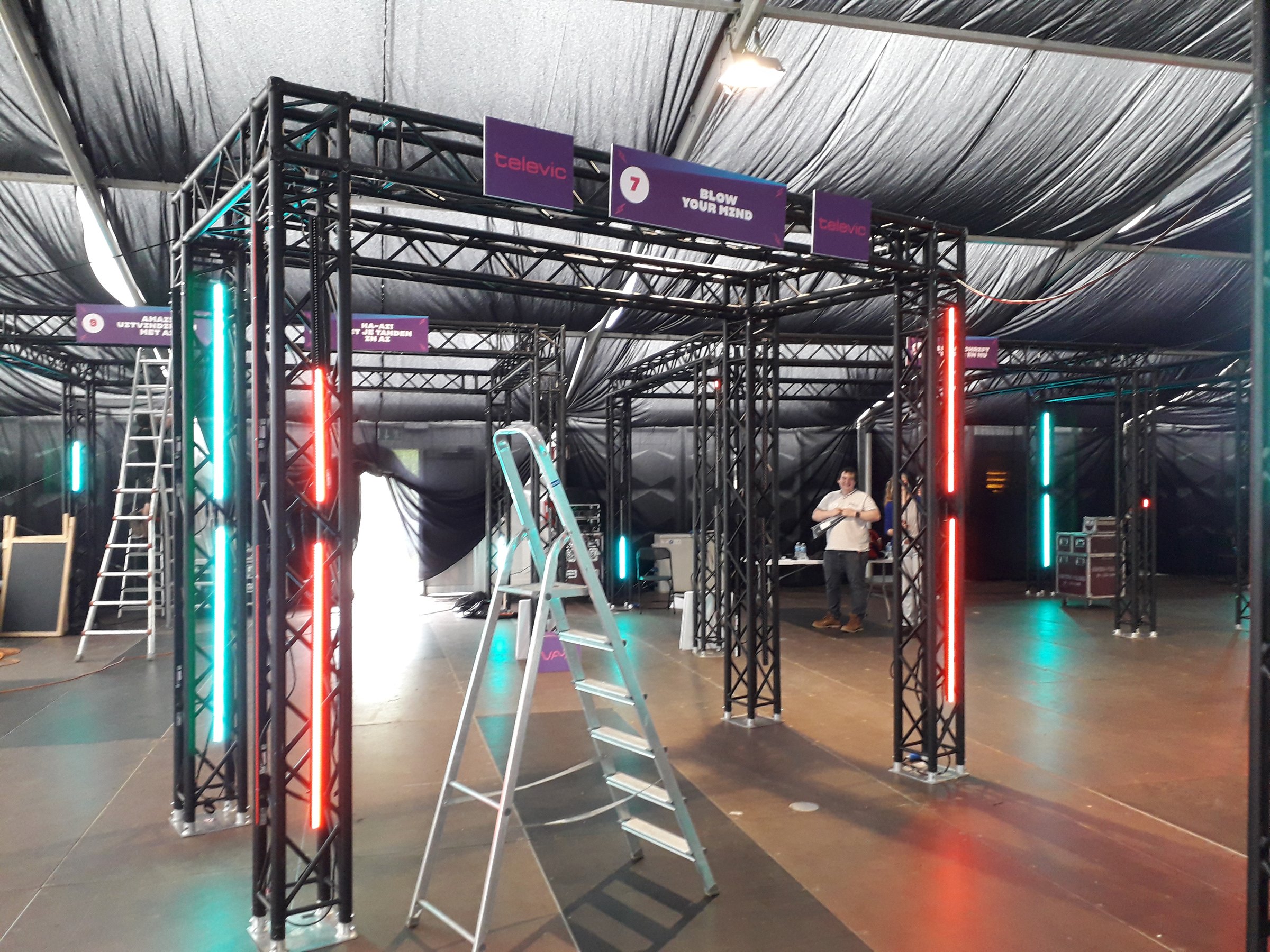 Truss structures with wayfinding during the build