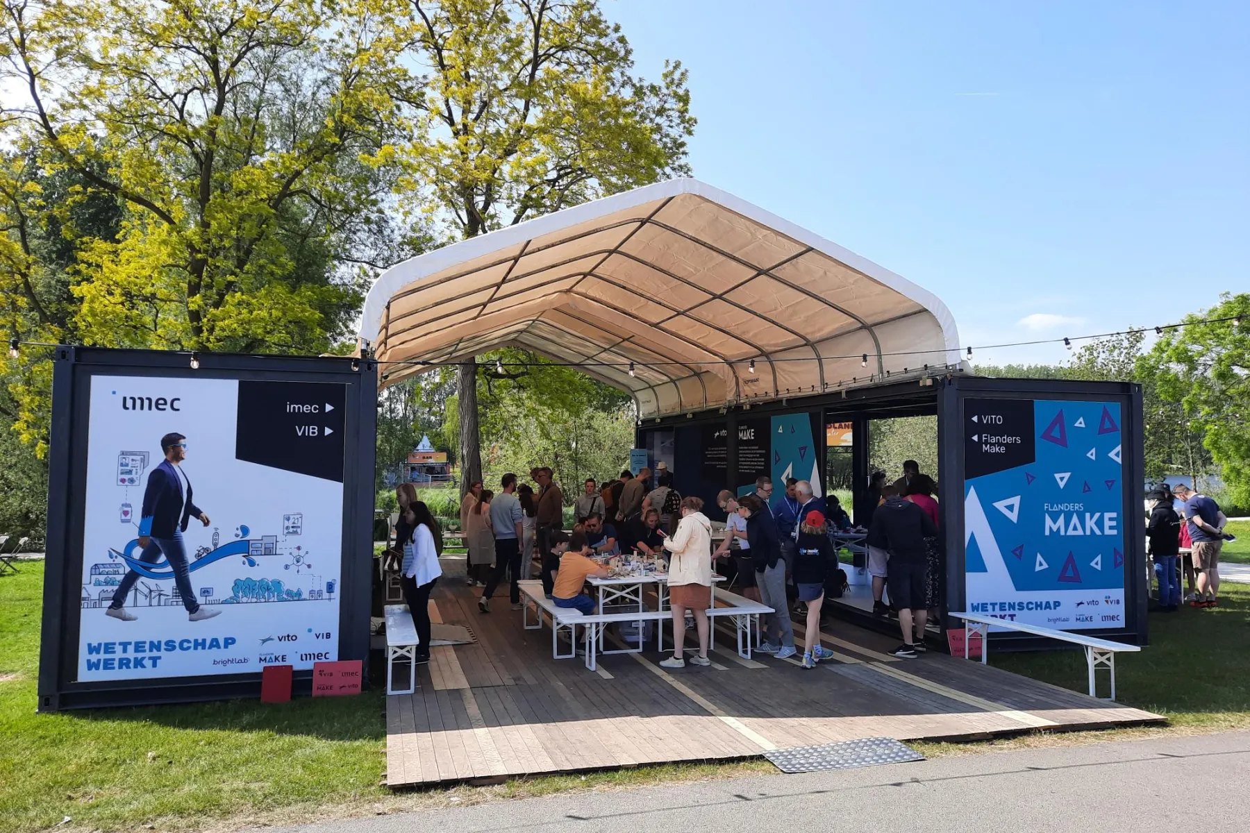 The Wetenschap Werkt zone, with containers and canopy