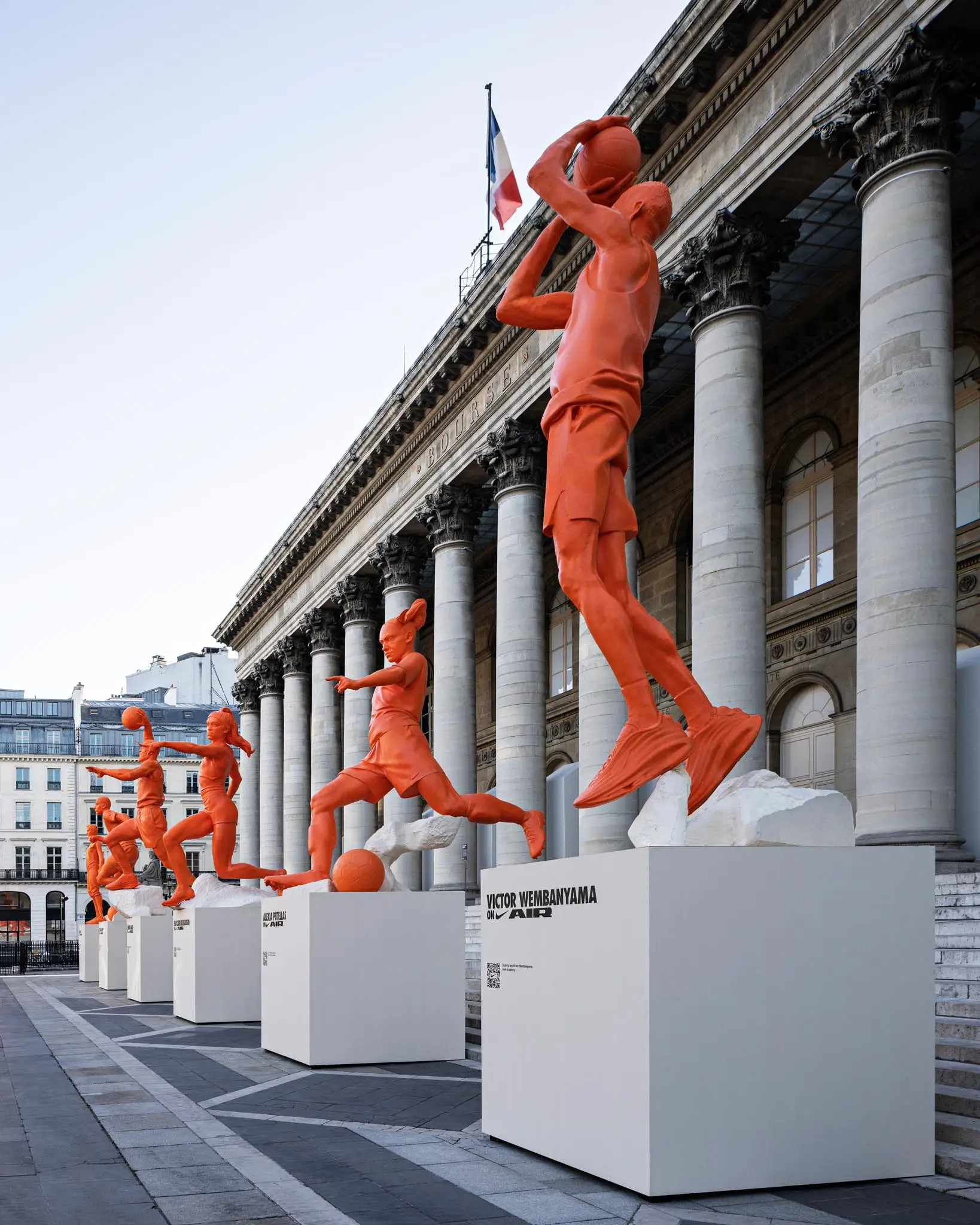 De Nike-installatie in het Palais Brongniart
