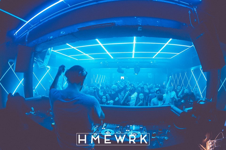 Clubzaal met lichtstructuur
