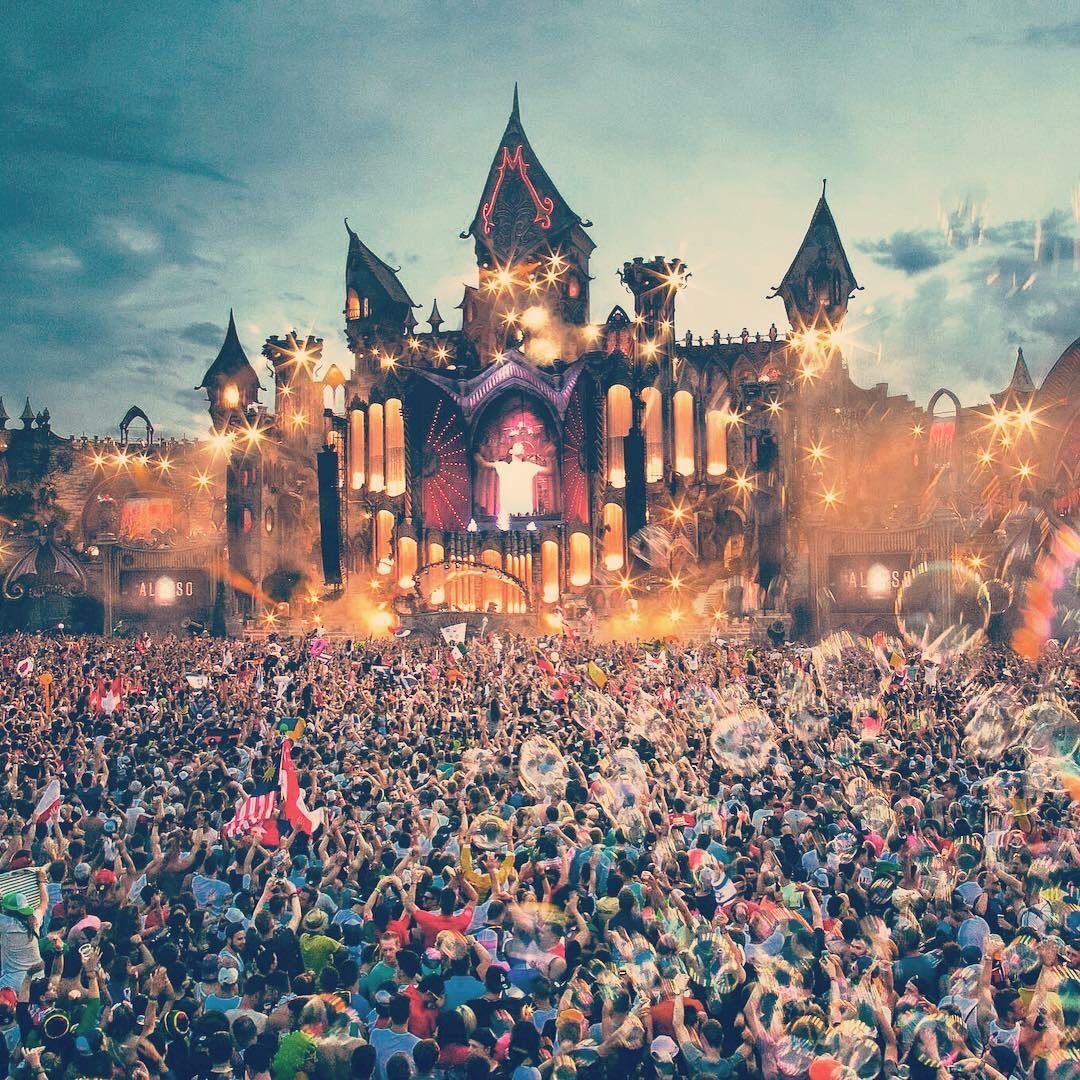 The crowd in front of the mainstage