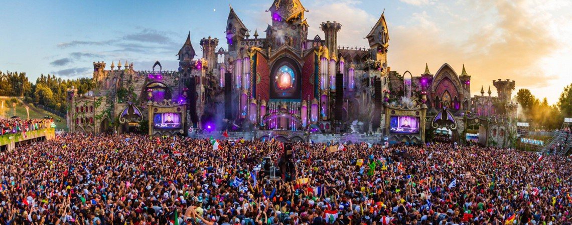 The finished mainstage with the field full in front of it