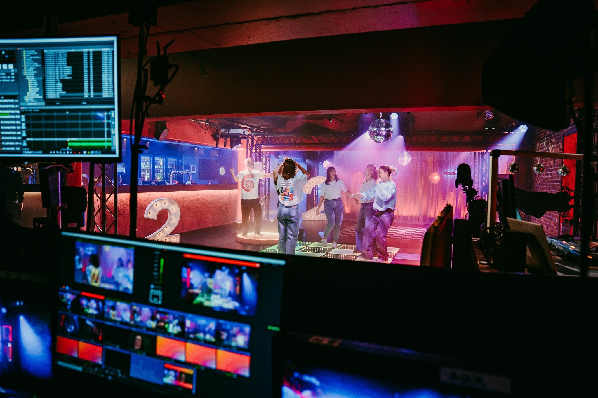Dansathon: studio set with dance floor and mirror ball, seen from behind the gallery