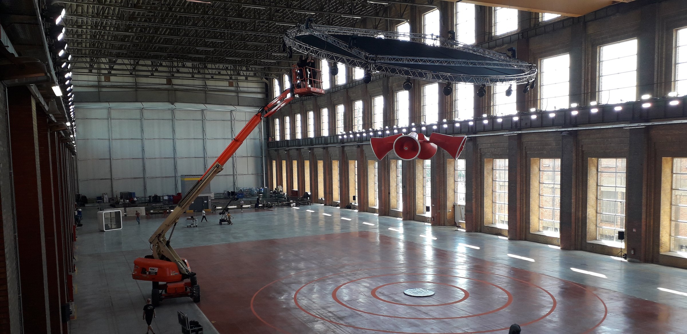Truss and scenic going up in an industrial hall
