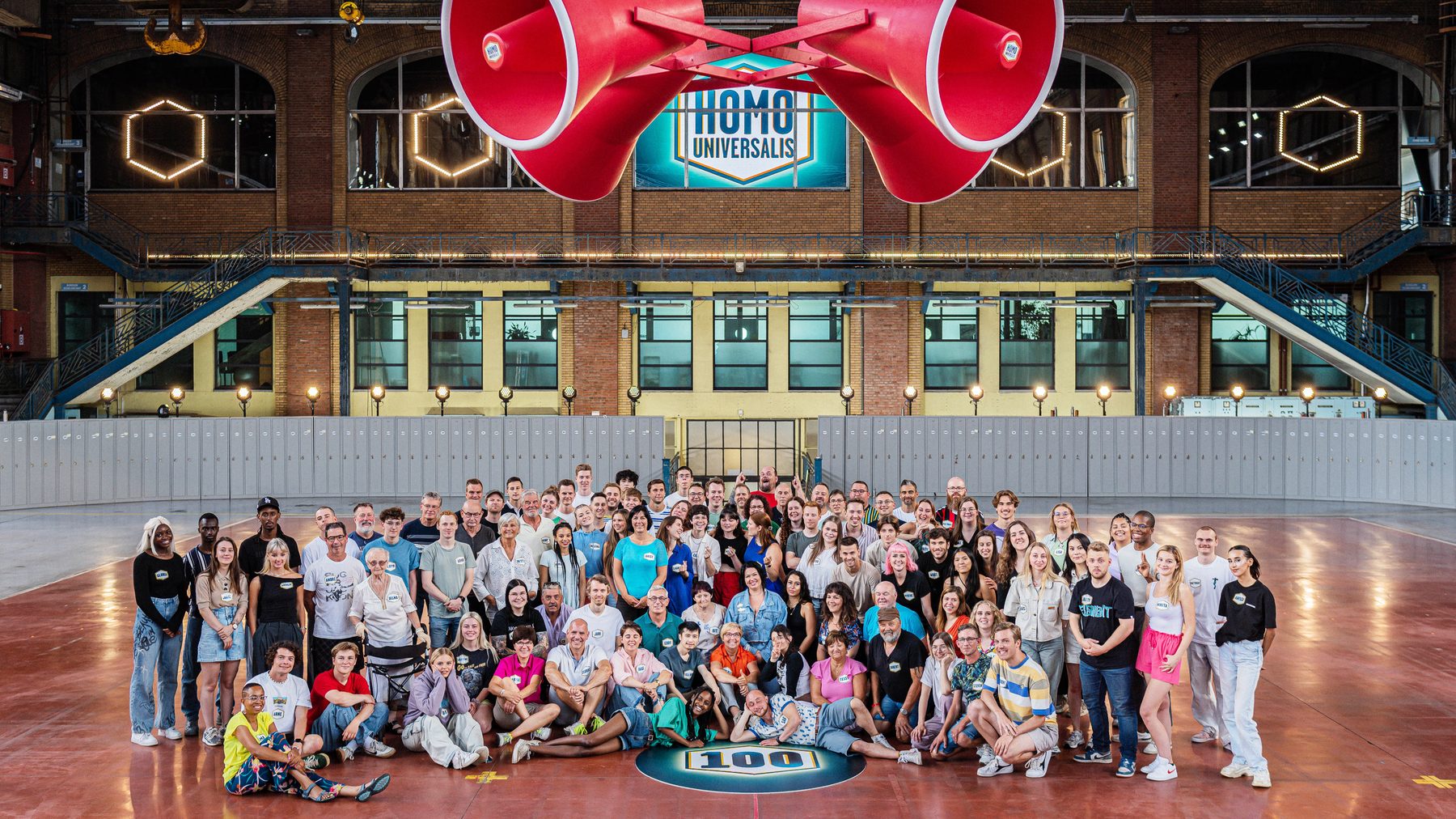 The full cast and crew of Homo Universalis in the hall