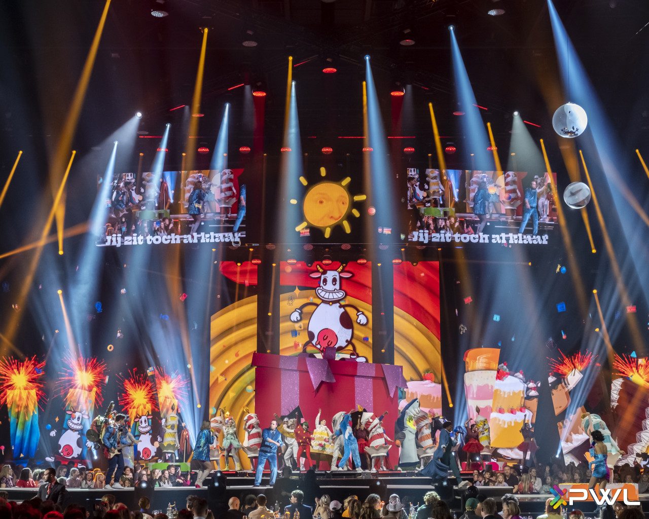 Studio show with screen, mascot and confetti