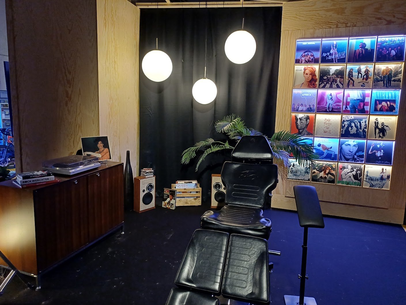 De Tijdloze: record sleeves, turntable and chair as a studio corner