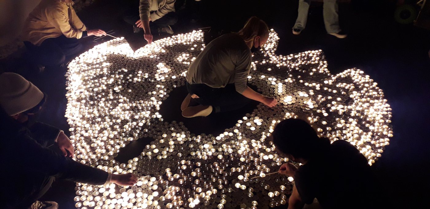 Thousands of tealights being lit